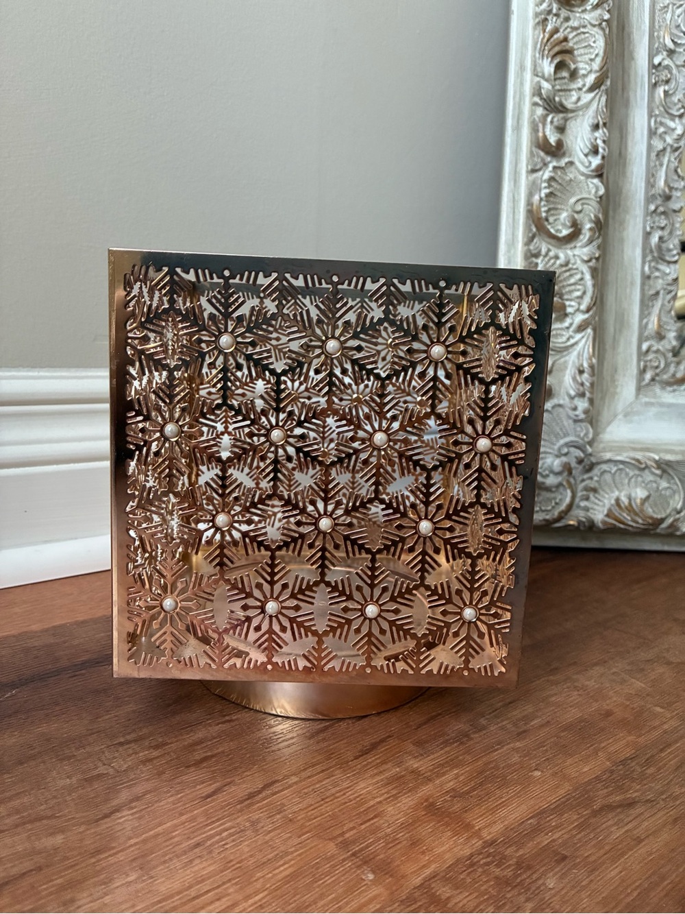 Bath and Body Works Gold Snowflakes with White Pearls 3-Wick Candle Holder
